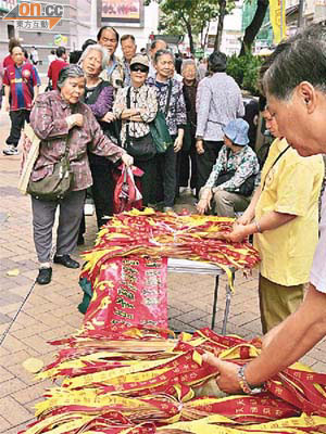 大埔慶祝天后寶誕，昨派祈福綵帶。	（梁耀榮攝）