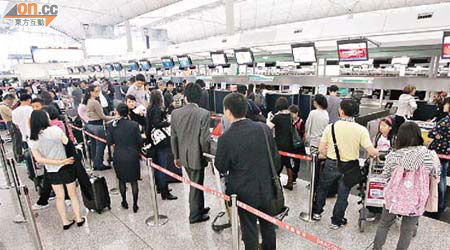 赤鱲角機場昨日一早已擠滿大批準備外遊的市民。	（羅錦鴻攝）
