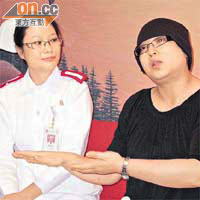 乳癌患者麥小姐（右）指得到個案經理秦姑娘（左）跟進，可隨時詢問治療進度。