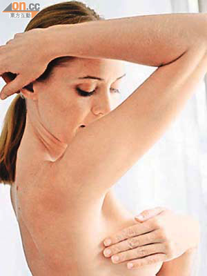 乳房出現硬塊可能是乳癌徵狀，確診乳癌須做手術切除腫瘤。