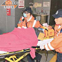 多名傷者送往屯門醫院治理。	（葉嘉文攝）