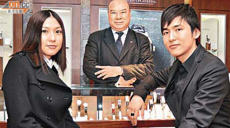 加讚（右）同加怡（左）喺家族生意上各司其職，不過鐘錶就一齊做，兩姊弟拍住上。	（資料圖片）