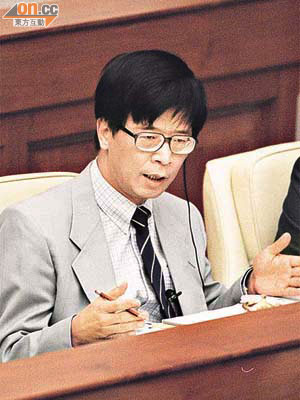 秦炳輝不滿港府對退休公僕的轉職申請遲疑不決。