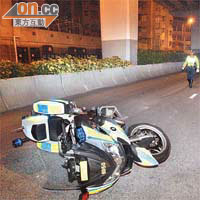 紅磡<br>警方電單車失事翻側，橫亘路中。	（楊偉嶽攝）