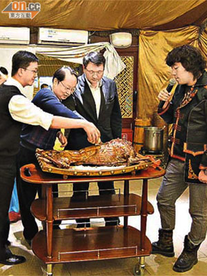 陳仲尼（左二）、白富鴻（左三）及葉振都（左一）引刀一切，為巨型烤羊「開光」。	（白富鴻提供）
