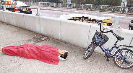 男子醉倒街頭，單車內載有多罐啤酒。（沈厚錚攝）