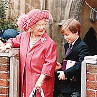 九歲<br>九歲的威廉攙扶王太后離開教堂。