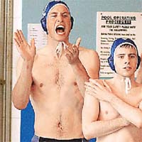 大學時代<br>威廉（左）大學時參加水球比賽，在池邊為隊友打氣。