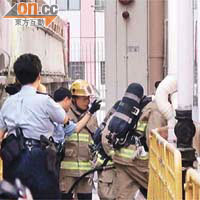 變電站爆炸，消防員在現場調查。