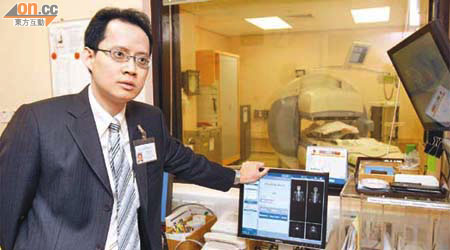 核子醫學部醫護人員觀察病人的玻璃窗亦需灌鉛，以阻擋輻射。