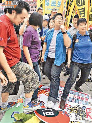 居民代表踩爛通脹大山及「大石砸死蟹」等紙牌，宣洩不滿。