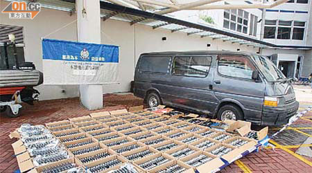 警方展示截獲的客貨車及私貨。（陳錦昌攝）