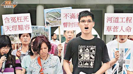 死者妻子（中）及兒子林泳桂（右）昨參與抗議行動。	（陳錦輝攝）