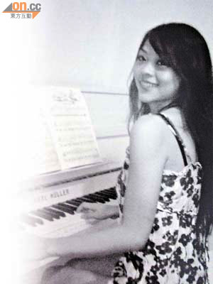 夢想成為鋼琴老師的吳麗賢，昔日常在家中彈奏樂章苦練琴藝。