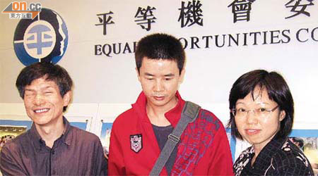 朱閩（中）在香港失明人協進會會長莊陳有（左）協助下到平機會投訴。