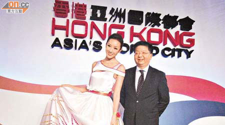 隋棠（左）充當「人妻」生招牌，獲邀協助香港旅發局宣傳香港。右為劉鎮漢。	（黃慧琪台灣傳真）