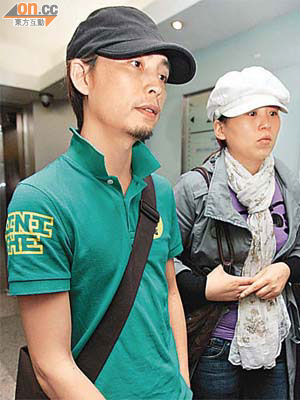 張雪玲（右）在丈夫陪同下到法援署申請法援，揚言要討回公道。