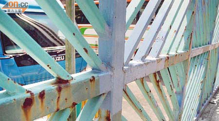德田邨露天停車場鐵閘有部分生銹位置仍未重新髹油。