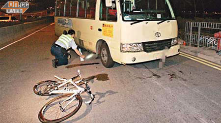 警員在小巴撞倒單車現場調查。	（楊日權攝）