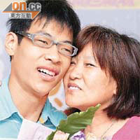 黃俊杰（左）送上鮮花感謝母親多年來的照顧。	（袁志豪攝）