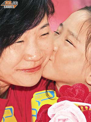 病情已趨穩定的林依玲向媽媽送上一吻，感激她無微不至的照料。	（袁志豪攝）
