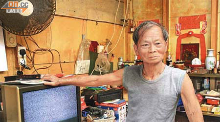 不少流浮山沙江村村民既不能接收傳統模擬廣播，亦不能享受數碼廣播，家中電視「一個香港台都收唔到」。