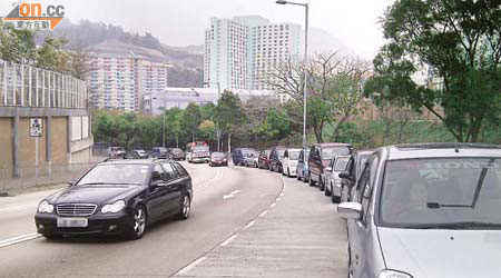 假日車龍由公園停車場入口伸延至清水灣道，影響附近交通。	（讀者提供）