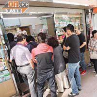 奶粉供應緊張期間，大批家長湧到有奶粉銷售的商店輪購。