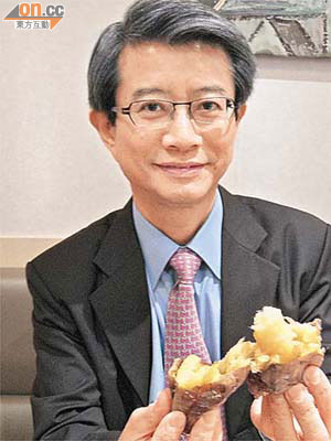 陳光丕盛讚台灣土產番薯百吃不厭。	（余素月攝）