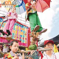 由三位小演員參演的「一旨錯 滿城皆風雨」，諷刺高薪厚祿的高官不理民間疾苦，未能解決貧富懸殊問題。