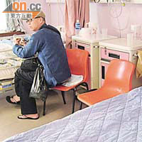 有床無人用<br>病人家屬質疑醫院因人手不足，入住病房後發現仍有大量空置病床。
