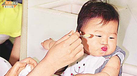 外國研究指，嬰兒早吃固體食物，可減敏感機會。	（資料圖片）