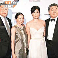 先施錶行副主席周國勳夫婦（左一、二）與友人Sue Lee（右二）及James Chen（右一）盛裝到賀。
