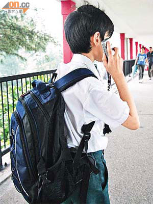 香港連小學生也有高手機擁有率。	（資料圖片）