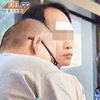 額頭流血涉案侍應（右）協助警方調查。