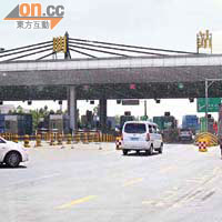 彩報在惠州上岸後，經高速公路運往深圳光明的倉庫。