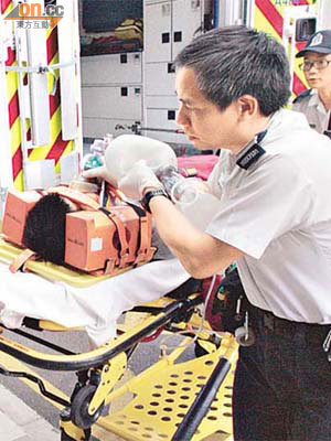受傷男子由救護員送院搶救。