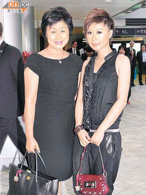 朱鄧麗萍（左）與朱紫嬈打扮品味各異。	（徐家浩攝）
