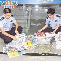 深圳警方日前檢獲的走私彩報，包括數千份《蘋果日報》馬經。