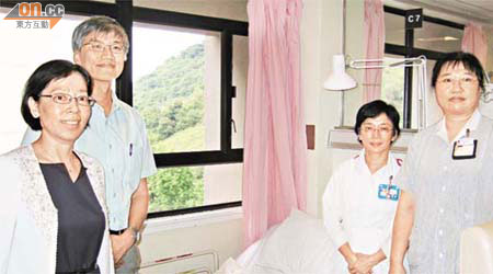 徐若萍（左一）表示，○七年推行無約束計劃，至今幾乎沒有病人須被綑綁。旁為團隊內其他成員。