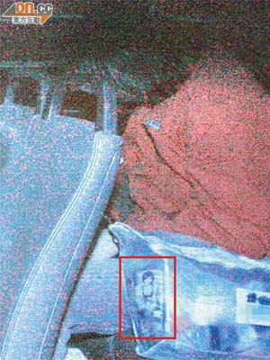 男被告蔡智添昨被判囚後由囚車押走，隨身袋疑載有一張女性艷照（紅框示）。（羅錦鴻攝）
