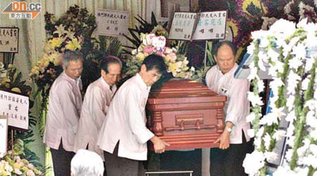 殯儀館工作人員將郭韻姿的靈柩抬出。（陳展鴻攝）