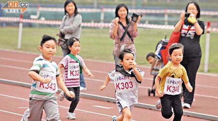 兒童自小養成運動習慣，可減低心臟病風險。	（資料圖片）