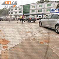 在深圳西麗車輛管理所門外，有大批懷疑中介人招攬生意。