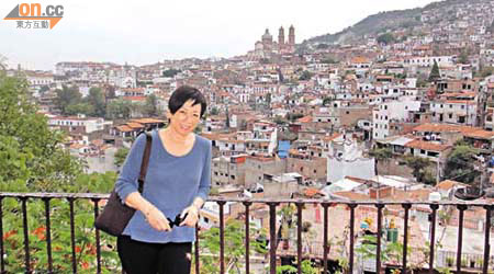 莎姐後面嘅一座座具西班牙風格嘅建築，令Taxco充滿特色。	（周梁淑怡提供）