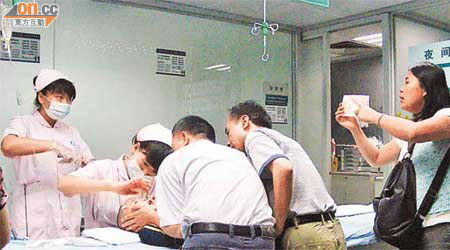 深圳兒童醫院有大批家長陪同病童入院。	（廖怡德攝）