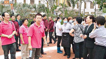 約廿名翠華餐廳本地工人，昨日穿上員工制服示威表達不滿。	（本報澳門傳真）