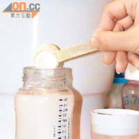 家長為寶寶沖調奶粉時增加水分，亦可減少ＢＢ便秘情況。
