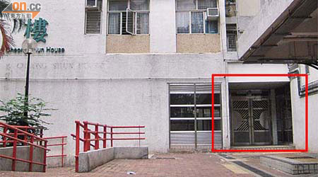 昌遜樓出口不設斜台（紅框示），令輪椅使用者難以使用毗鄰之無障礙通道前往公園。