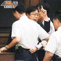 黃毓民終被委員會主席譚耀宗驅逐離場，成為首位在新例下被逐的議員。 （何天成攝）